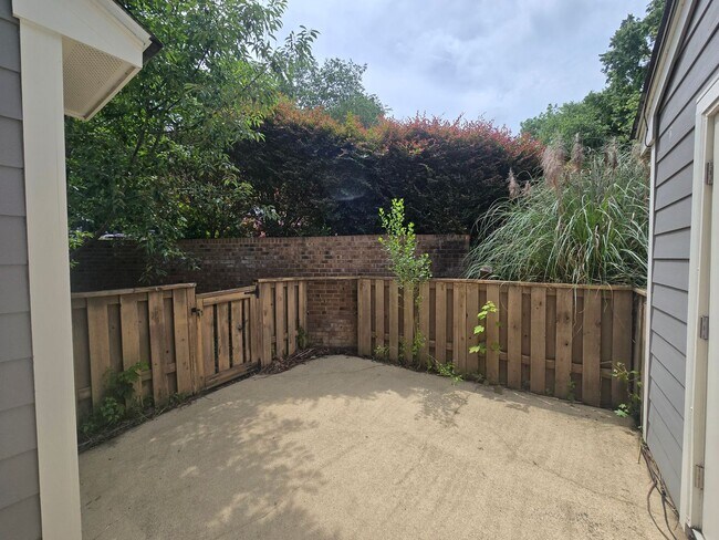 Foto del edificio - Meticulously Kept 2BR, 3BA Townhome with D...