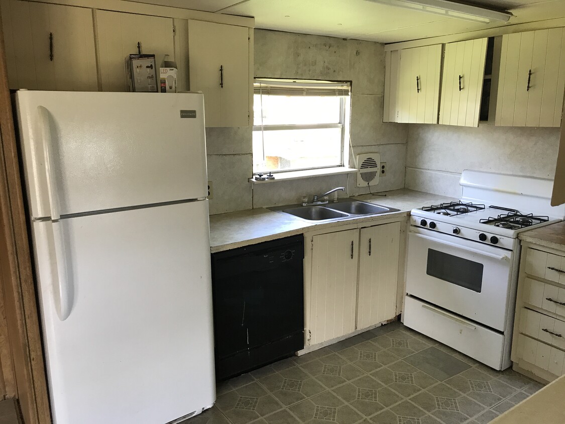 Building Photo - 3 bed 2 bath home
