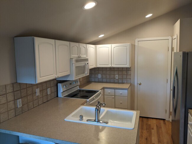Building Photo - Cozy Water View Cottage in Kirkland