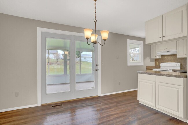 Building Photo - 4270 Sunnyview Dr