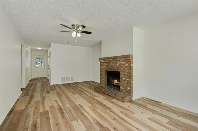 Foto del edificio - 6103 Hill Forest Dr