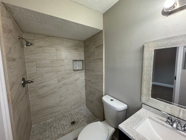 Building Photo - Lovely 3 Bedroom, 2 Bathroom Home in the Heart of Deltona!!