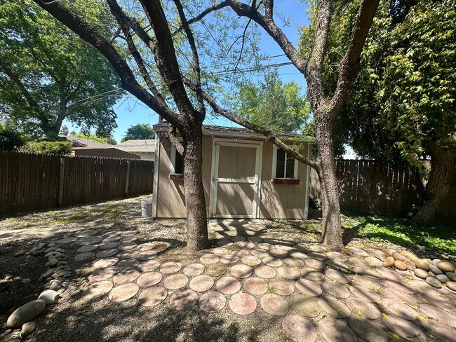 Building Photo - Spacious home in Green Acres
