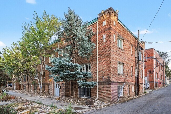 Foto del edificio - Walkable Capitol Hill Condo | Parking Included