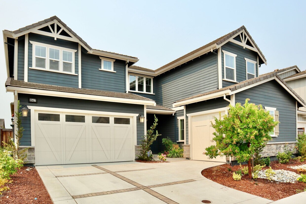 Foto principal - Stunning 3,400 Square Foot Home For Rent! ...