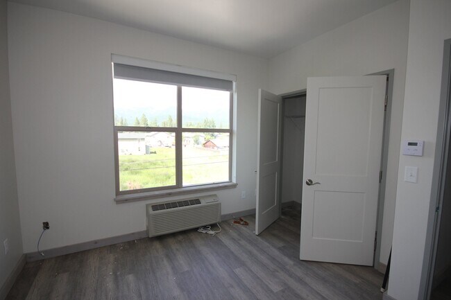 Building Photo - 718 Edgewood Pl