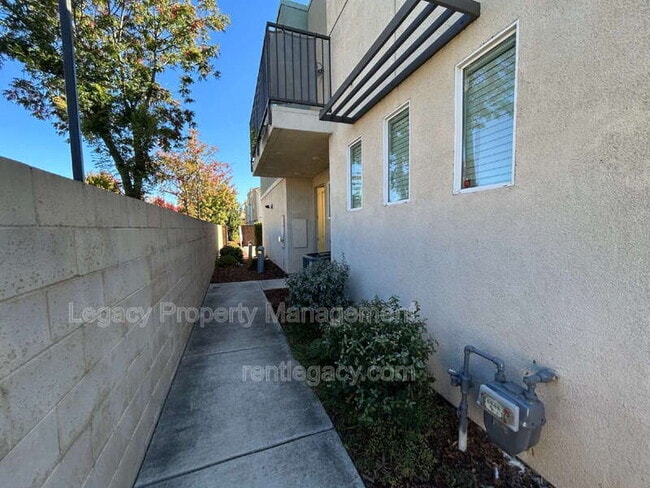 Building Photo - 3998 E Commerce Way