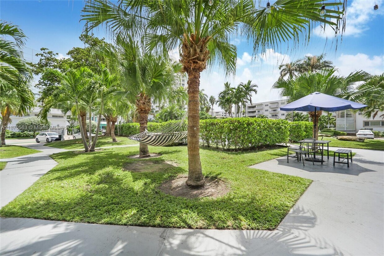Foto principal - 9800 E Bay Harbor Dr