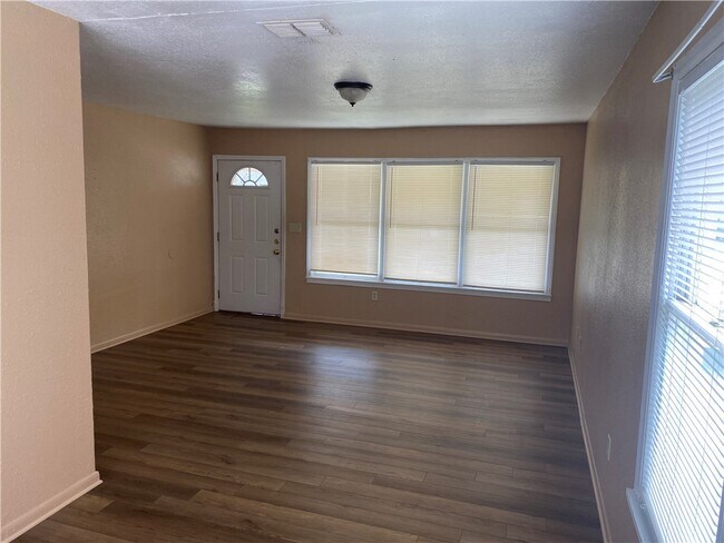 Building Photo - 922 Rosedale Dr