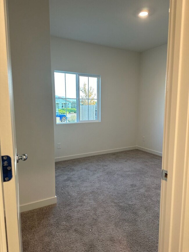 Building Photo - Move in special, half off first month's re...