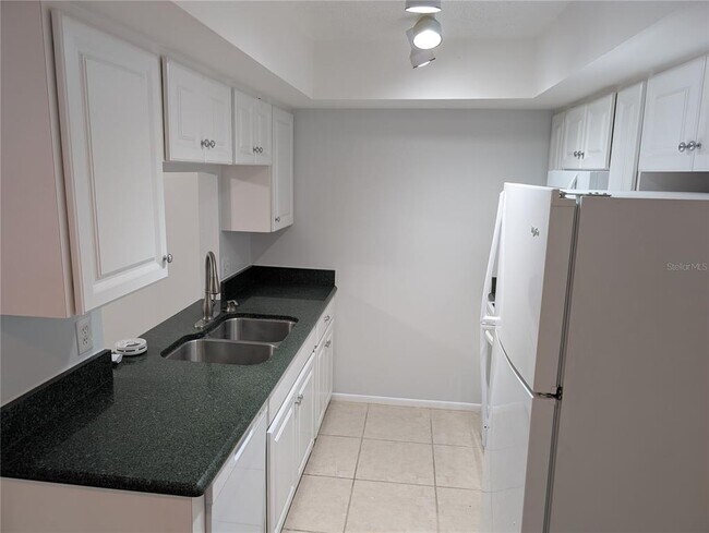 Building Photo - 7288 W Country Club Dr N