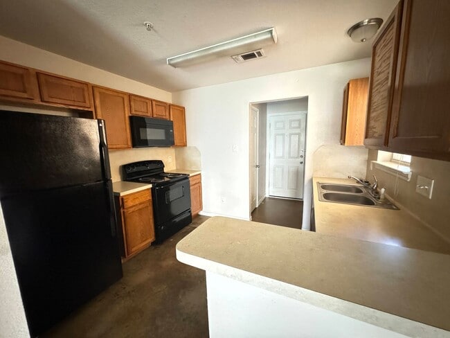 Building Photo - 4002 Cambridge Dr