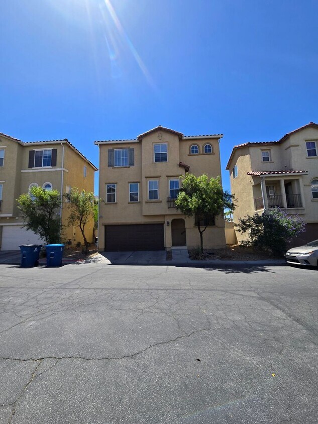 Primary Photo - Fabulous 3-Bedroom, 3.5-Bathroom Home with...