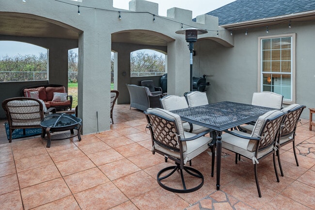 Building Photo - 121 La Paloma Dr