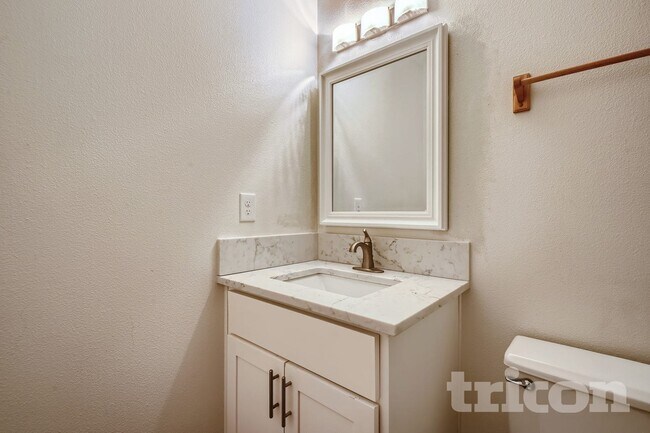 Building Photo - 13911 SE Alimaria Dr