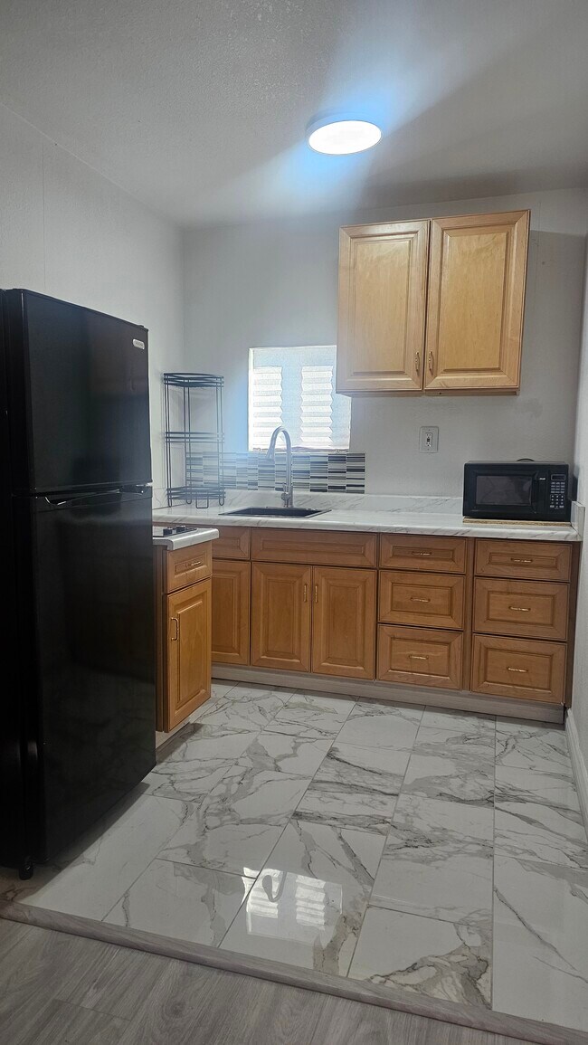 Cocina equipada con microondas, refrigerador y estufa eléctrica. - 2229 Goldhill Way