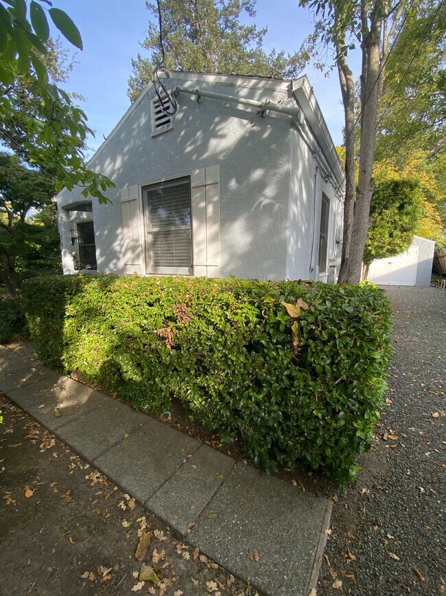 Building Photo - Charming 2 Bedroom Eastside Cottage!