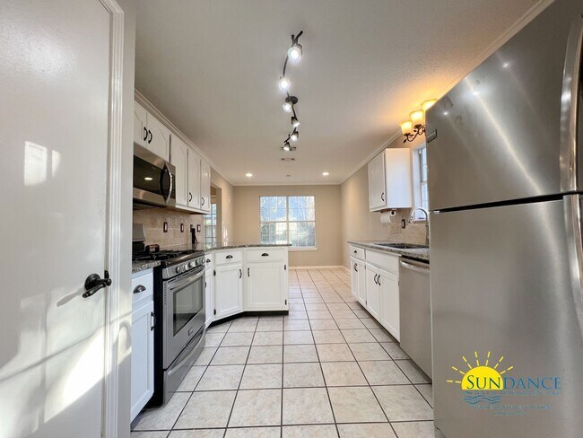 Building Photo - Spacious 4 Bedroom Home!