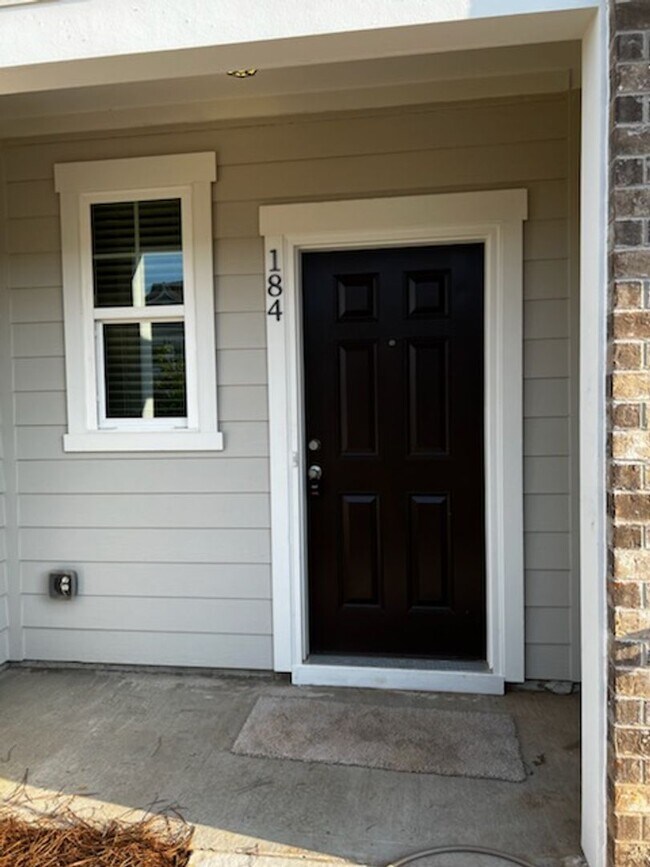 Building Photo - McDonough Townhome!