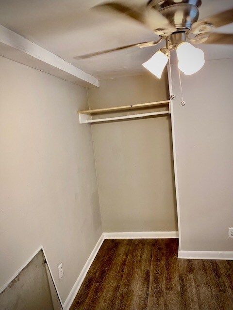 Building Photo - 902 W Lakeside Dr