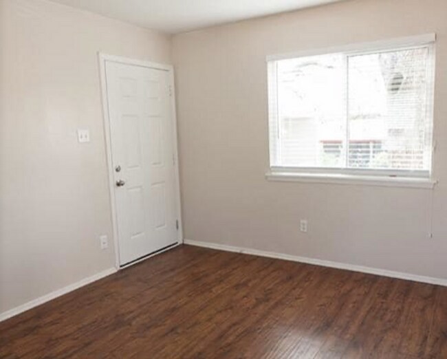 Building Photo - Renovated, modern, and amazing location ne...
