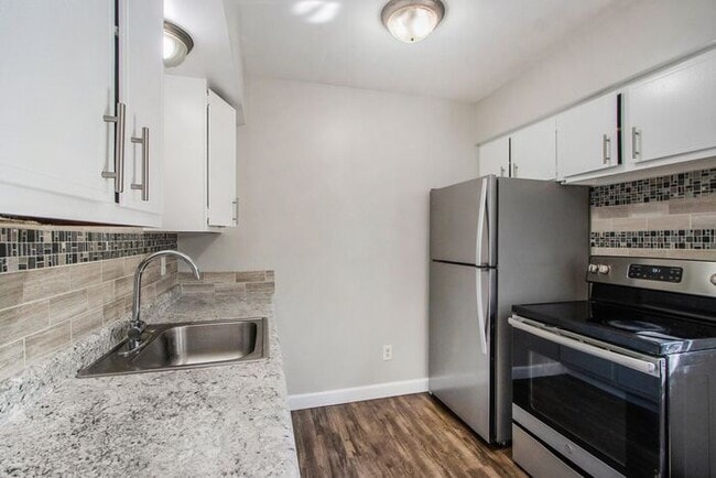 Building Photo - Lovely 2-Bed/1-Bath Townhouse – 850 sq. ft. of Modern Comfort - Ask about our security deposit al...