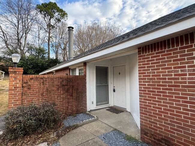 Building Photo - Arrowhead One Level