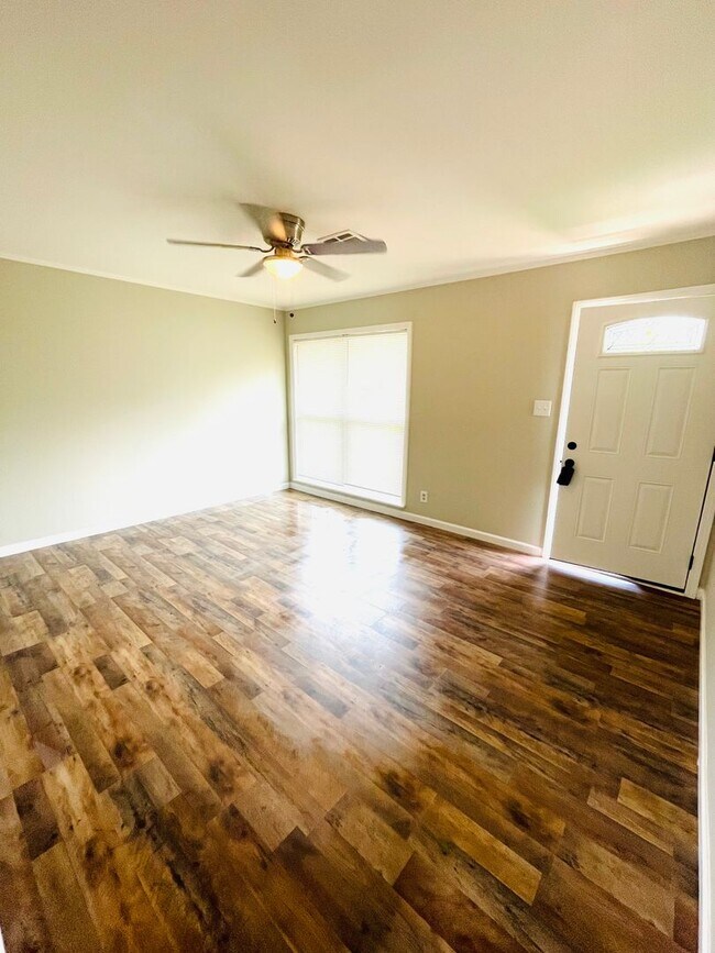 Building Photo - ** 3 Bed 2 Bath located off Woodley road *...