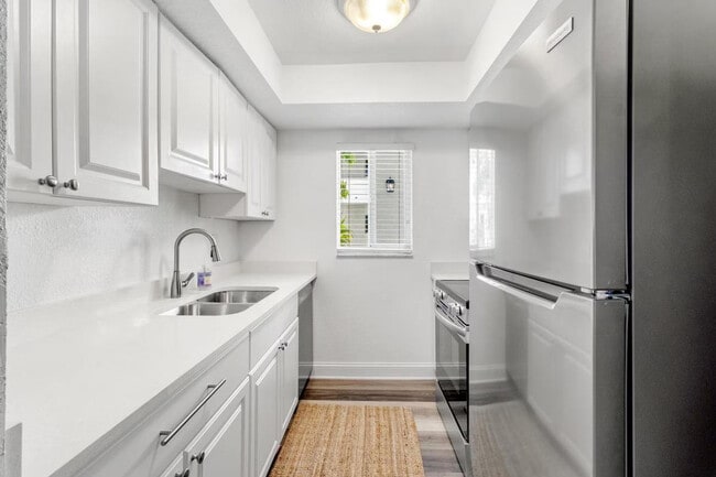 Building Photo - 104 1st St