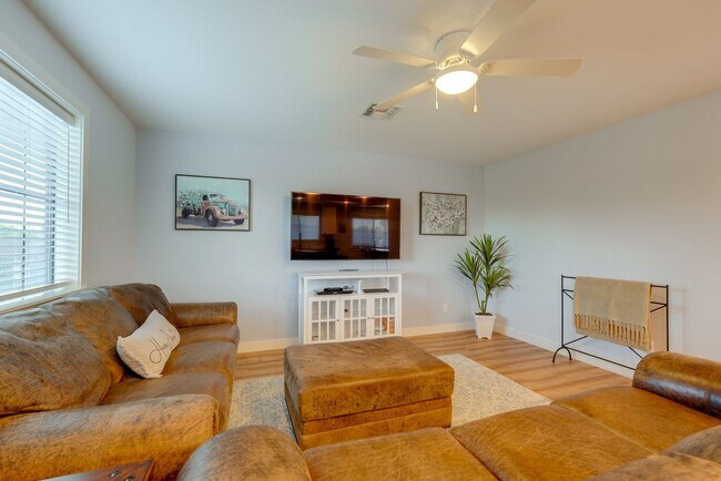 Foto del edificio - 8637 S Newberry Ln