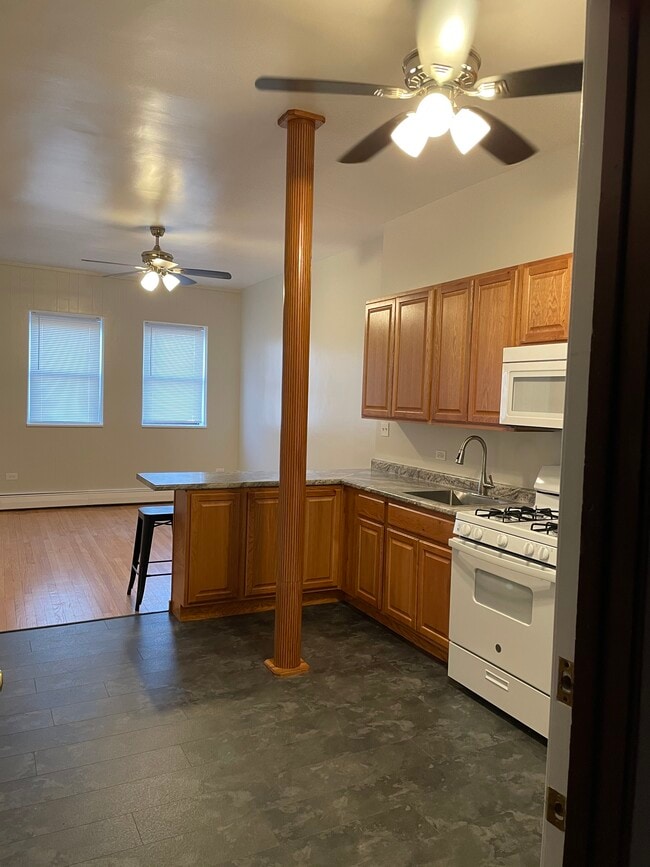 Open Concept Living room & Kitchen - 18059 Torrence Ave