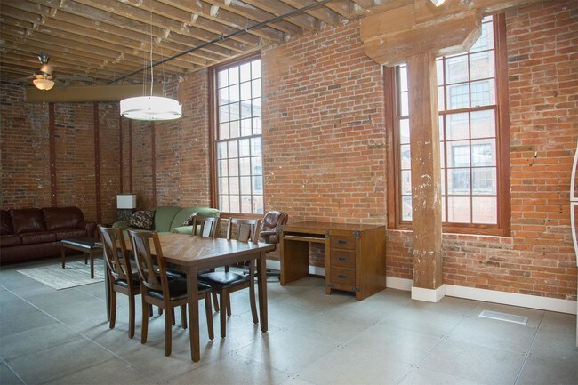 Foto del edificio - 333 E 10th St