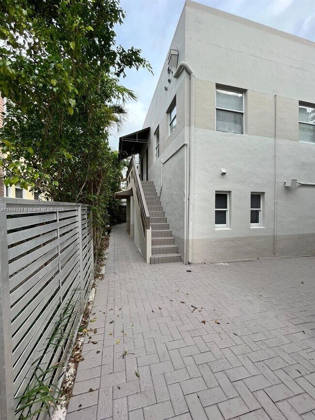 Foto del edificio - 833 W 39th St