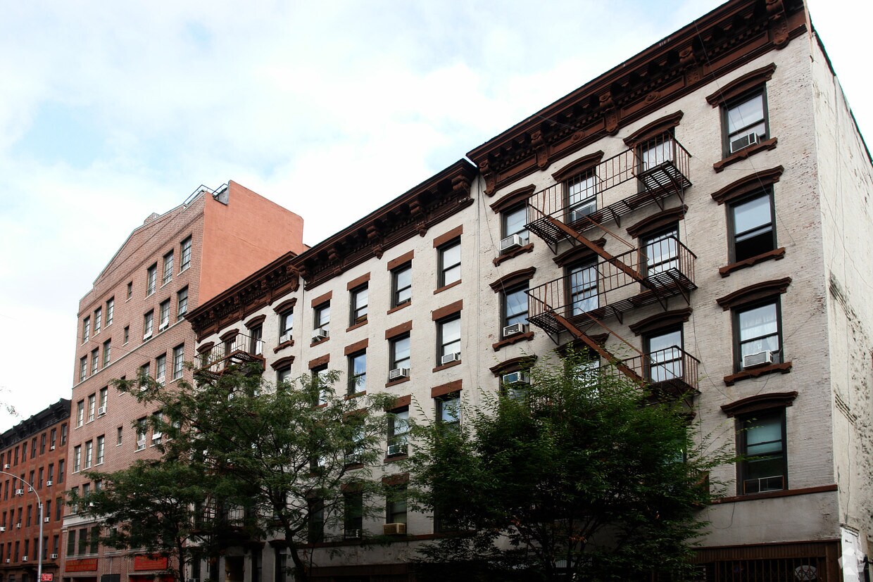 Foto del edificio - 441-445 W 49th St