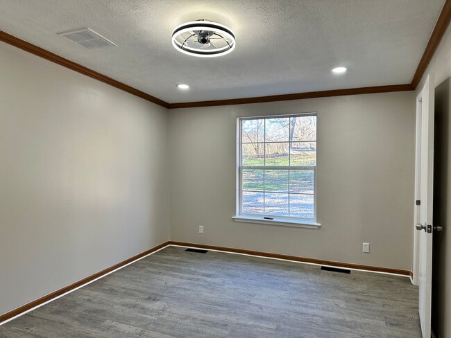 Building Photo - 186 Meadow