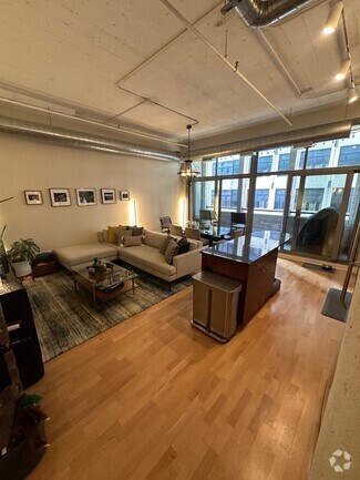 Building Photo - 565 W Quincy St