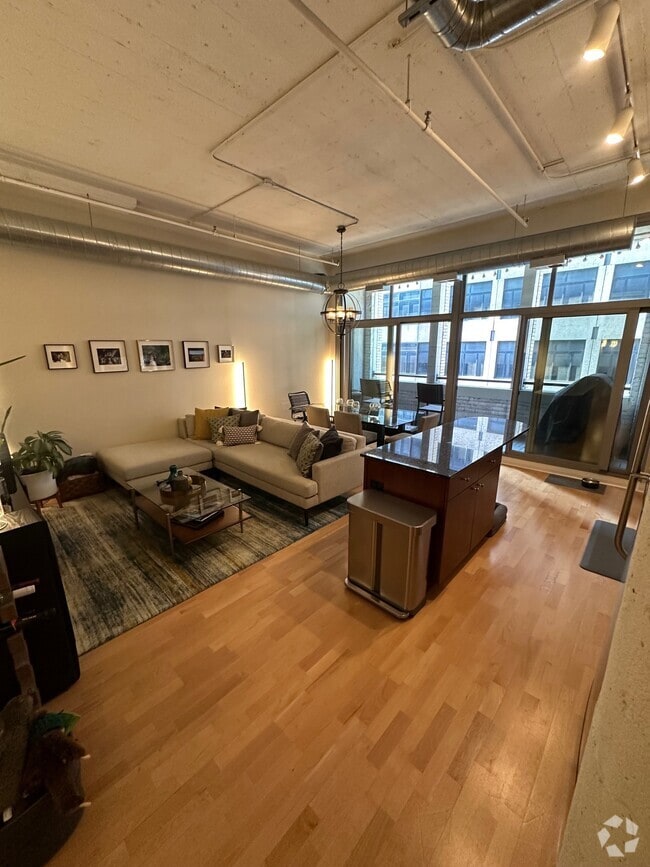 Building Photo - 565 W Quincy St