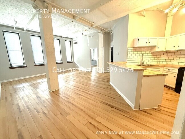 Building Photo - 1133 W 9th St