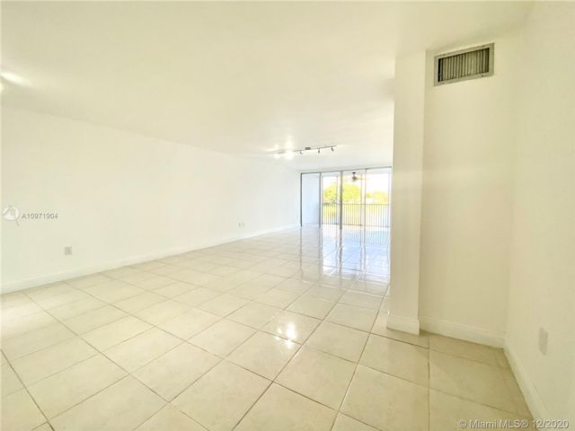 Foto del edificio - 1670 NE 191st St