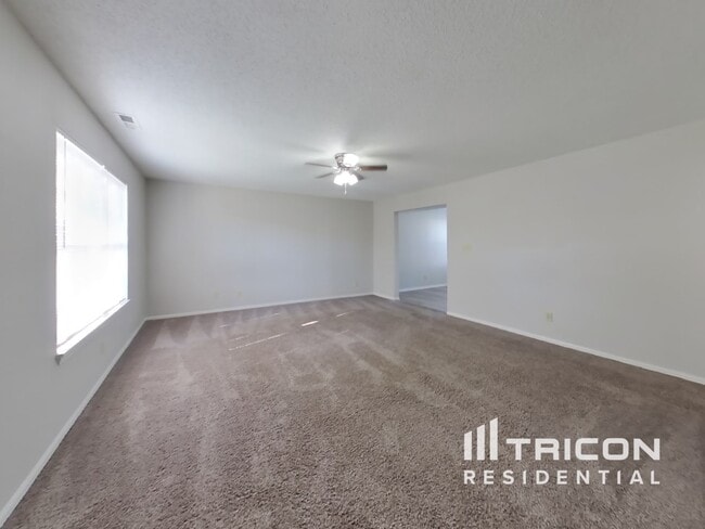 Building Photo - 29 Meadow Creek East Boulevard Whiteland IN