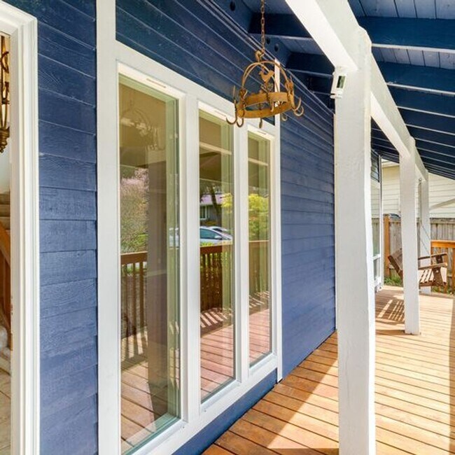 Foto del edificio - Secluded Lake Sammamish 3 bedroom plus bonus room!