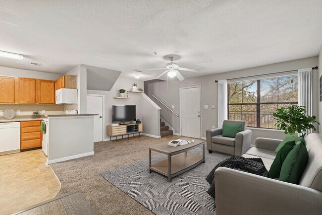 Apartamentos en alquiler en Tallahassee, Florida, 32304. Casa adosada Renegade con sala de estar. - Townhomes at TSC