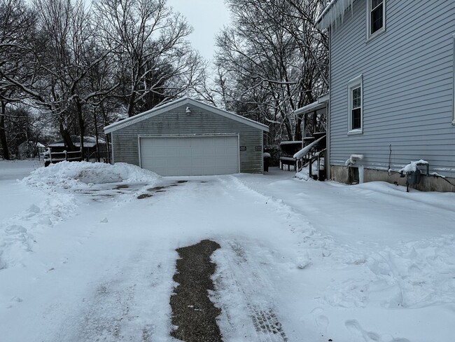 Building Photo - Charming 3-Bedroom, 1.5-Bath in Beloit!