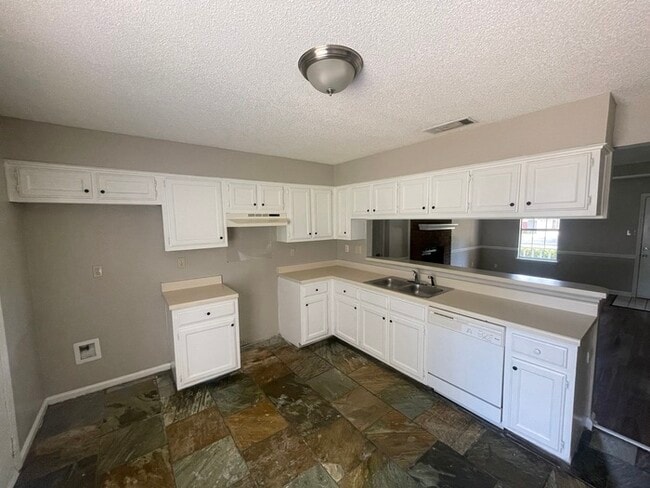 Foto del edificio - FIRST MONTHS RENT FREE!