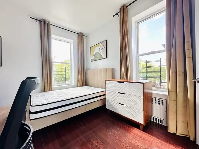 Photo - Crown Heights Room, HDTV, 24 min to Manhattan #537 Apartment