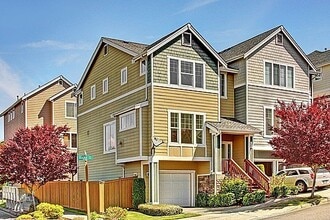 Building Photo - 141 Maple St