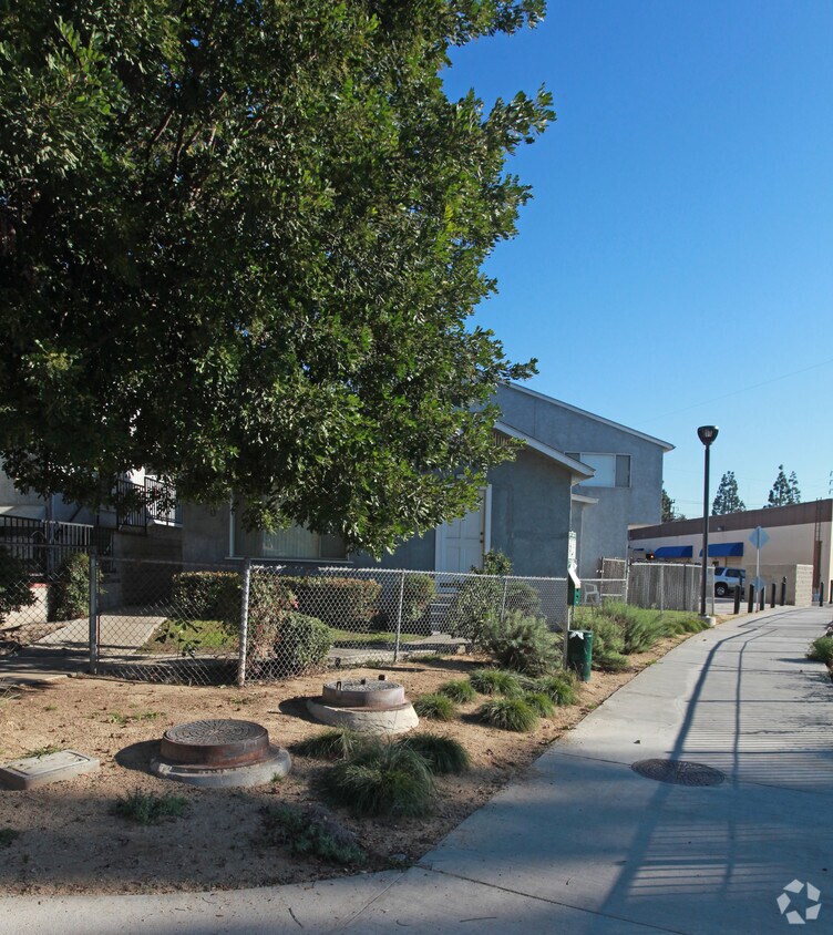 Building Photo - 270 W Linden Ave