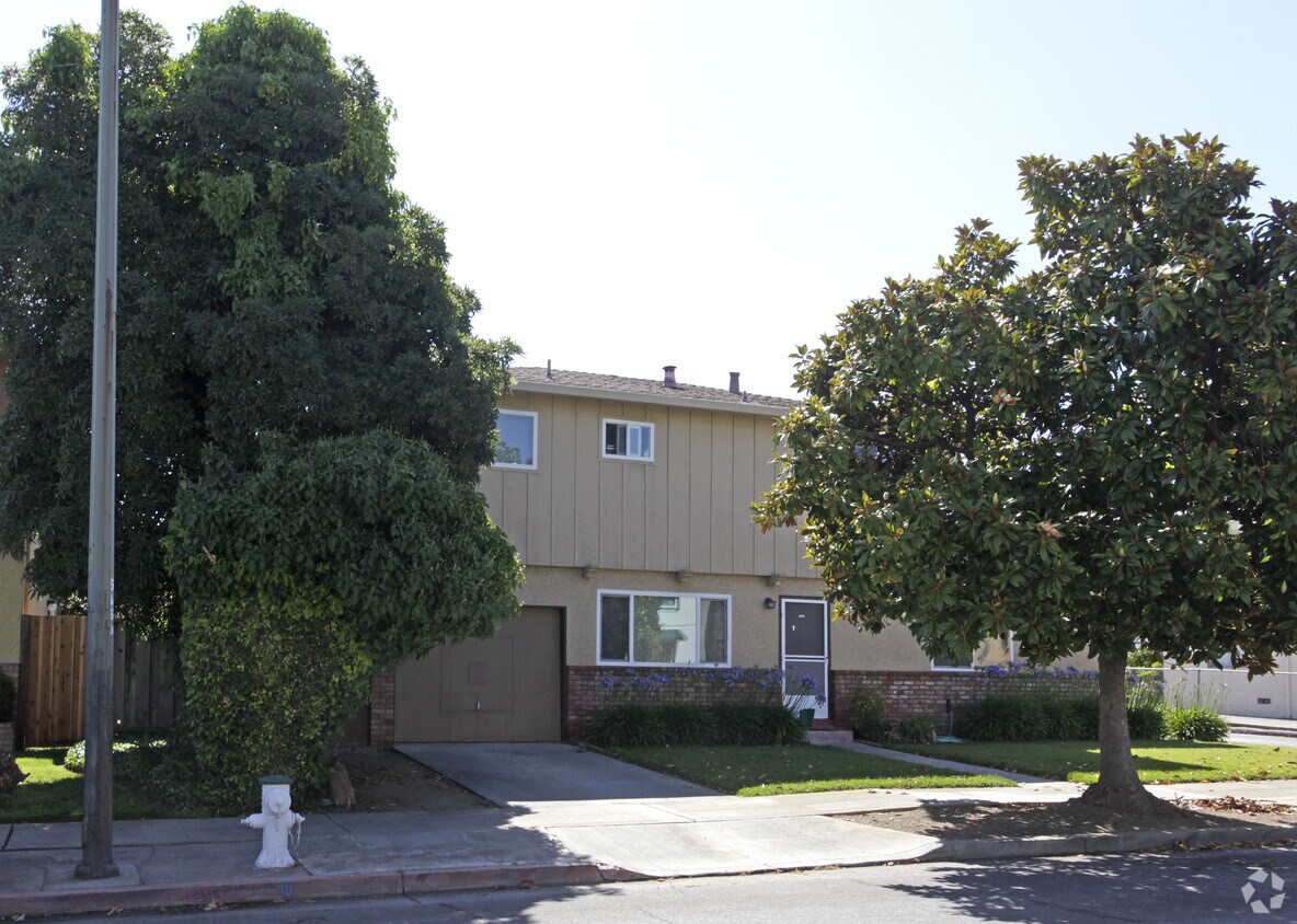 Building Photo - 1620 Queen Charlotte Dr
