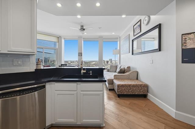 Building Photo - 500 Throckmorton St