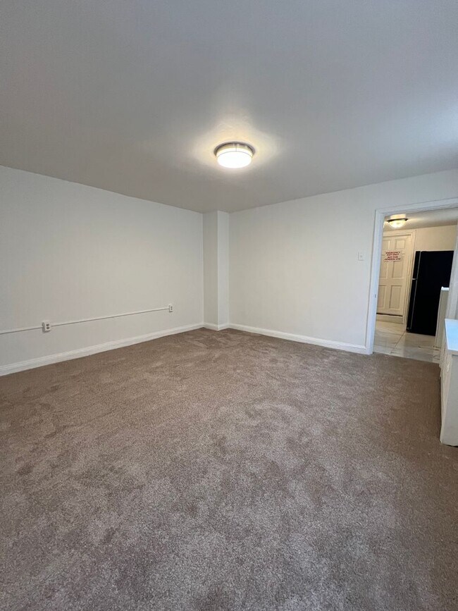 Foto del edificio - 1 Bedroom w/ Den in Federal Hill